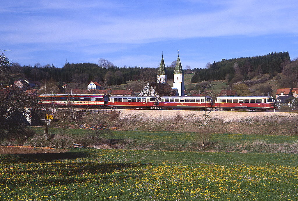 HZL Vt 43 (NE81) mit der Schienenbus Garnitur Vt 5 + VB 15 + VS 18 im Berufsverkehr unterwegs bei Veringendorf, 02.05.1997.