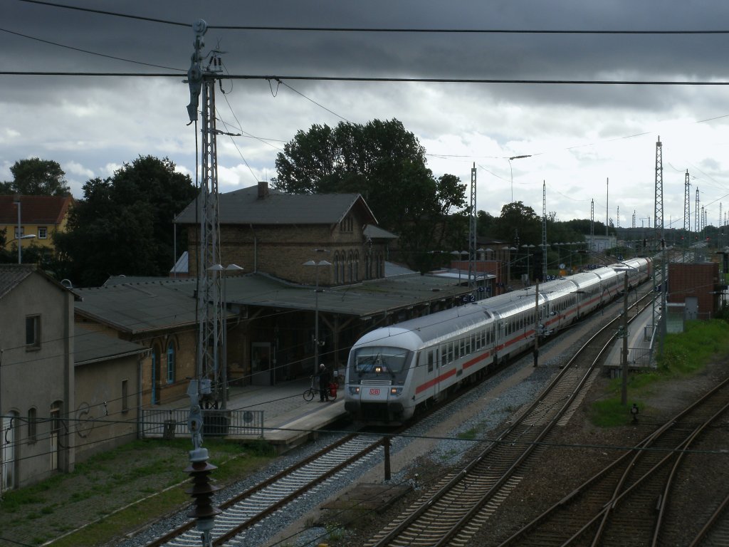 IC 2355 Frankfurt Flughafen-Binz,am 19.August 2011,vorm anrckenden Regenschauer in Bergen/Rgen.