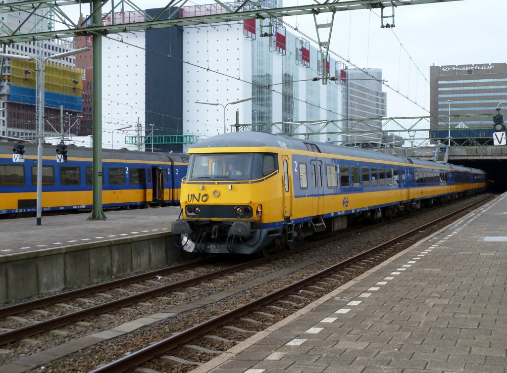 IC serie 1900 (Den Haag - Venlo) mit BkD steuerwagen und ICR typ II wagen bei Aufenthalt in Den Haag CS am 29.10 2010.