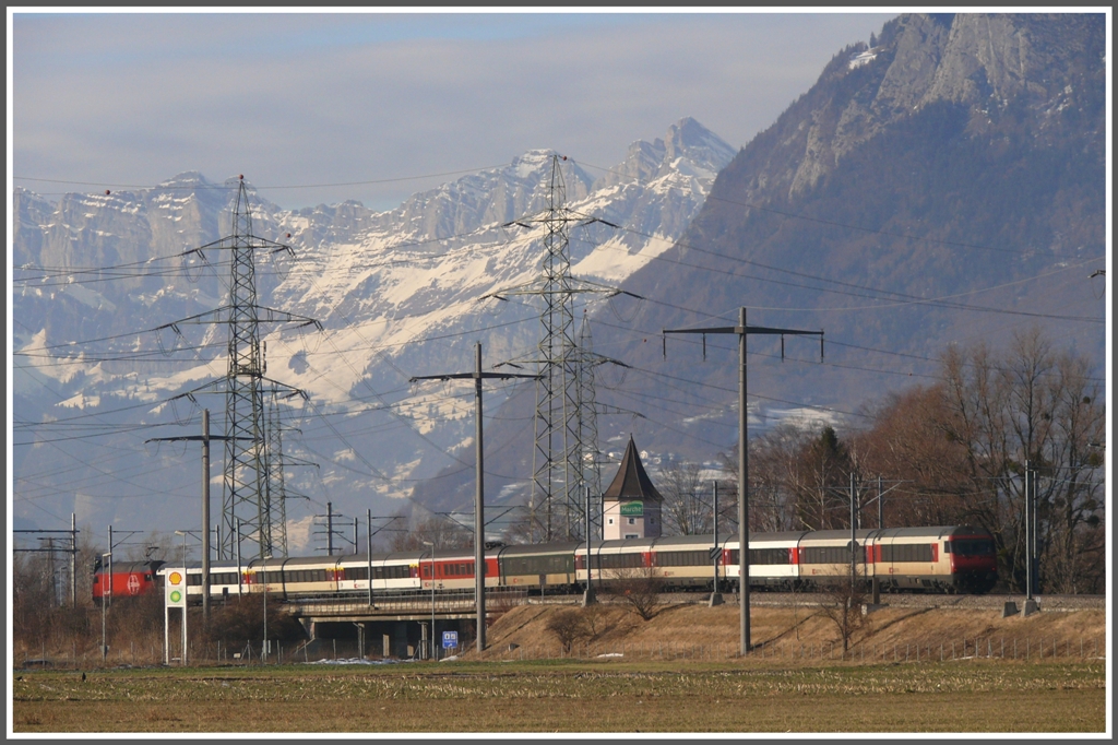 IC578 berquert die A13 und den Rhein bei Bad Ragaz. Besonders deutlich zu sehen sind auf diesem Bild die vermutlich frisch revidierten EWIV und die vor Schmutz starrenden brigen Wagen. Wenn schon weisse Farbe verwendet wird, sollten die Wagen auch regelmssig gereinigt werden. Als Angestellter der SBB finde ich das eine schlechte Visitenkarte fr unser Unternehmen. (04.01.2010)