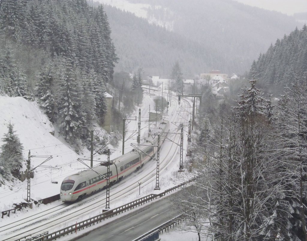 ICE 1206 nach Berlin-Gesundbrunnen ist am 28. Januar 2012 auf der Frankenwaldbahn bei Frtschendorf unterwegs.