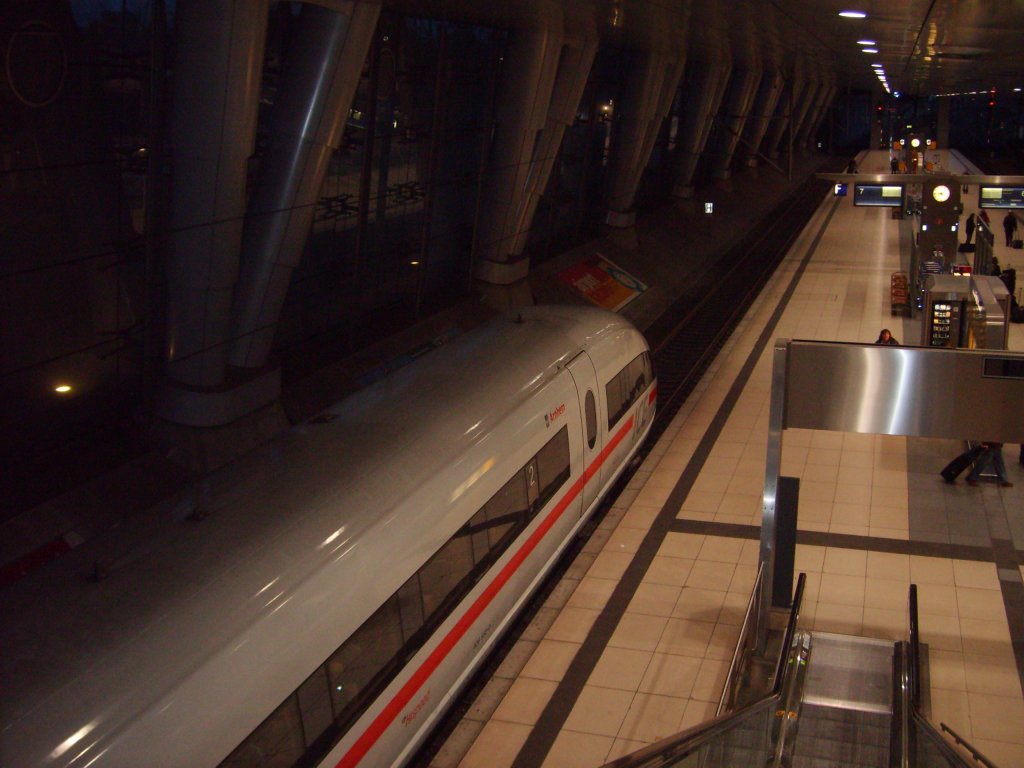 ICE 122 NS-Hispeed  Arnhem  auf seinem Weg nach Amsterdam Centraal mit halt am Frankfurter Flughafen Fernb. 27.11.09