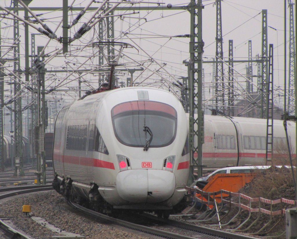 ICE 1557 von Saarbrcken Hbf bzw. Mainz Hbf nach Dresden Hbf, im Mastenwald des Erfurter Hauptbahnhofs; 24.01.2011