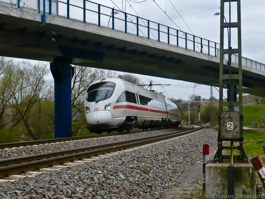 ICE 1610 nach Berlin Gesundbrunnen unterquert bei Göschwitz (Saale) eine Straßenbrücke. Der nächste Halt ist Jena Paradies. (10.04.2010)