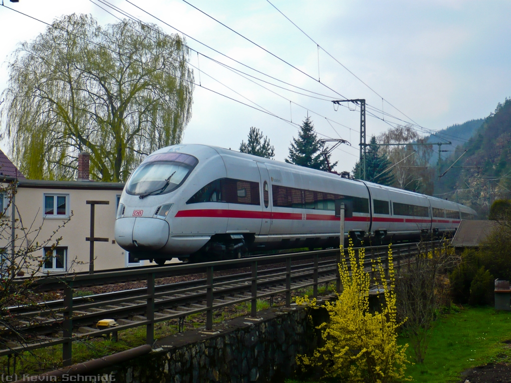 ICE 1611 durchfährt den Saalfelder Stadtteil Remschütz auf seiner Fahrt nach München Hbf. (13.04.2010)