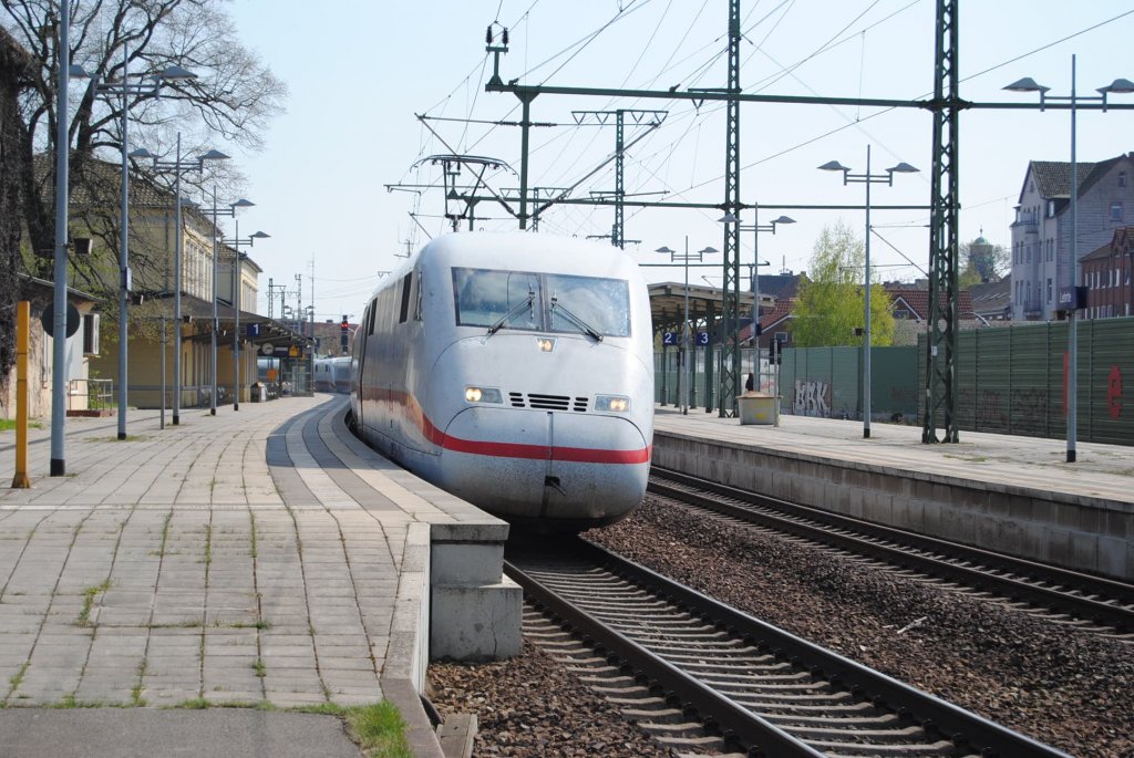 ICE 2-Zug fhrt am 23.04.10 durch Lehrte.