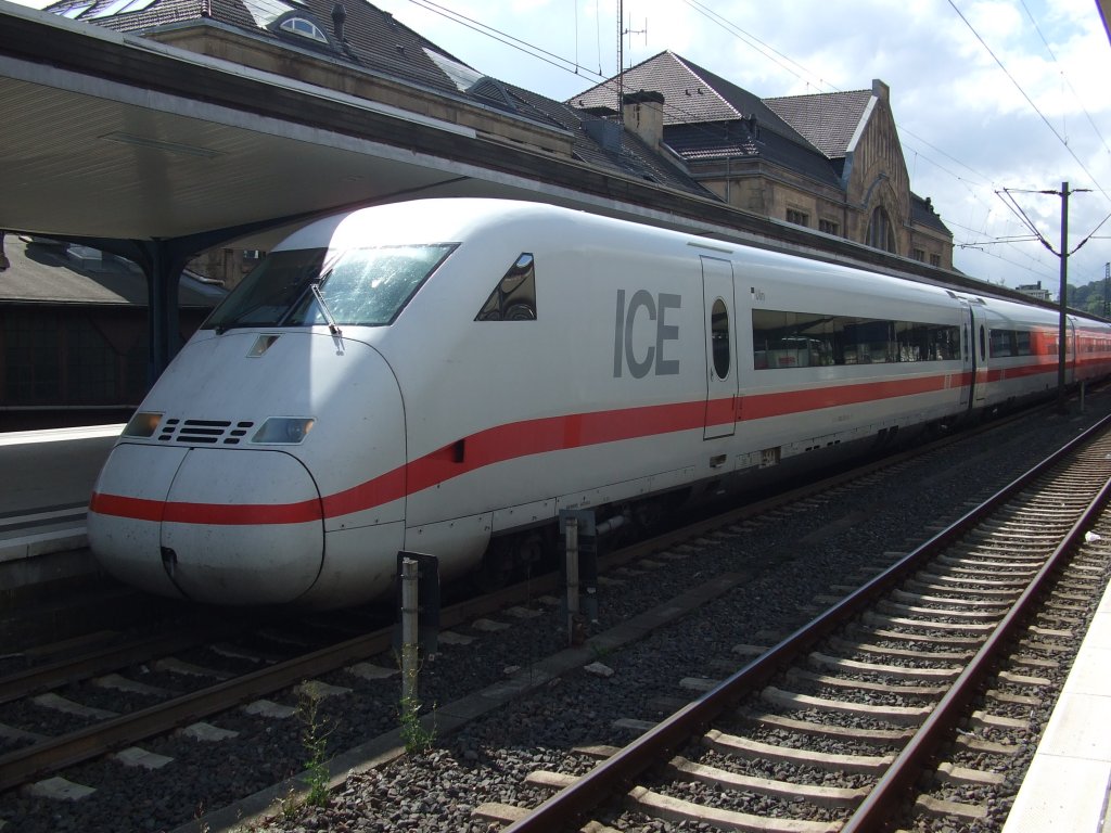 ICE 584 ist soeben aus Kln gekommen und wartet im Bielefelder Hauptbahnhof auf die Weiterfahrt nach Berlin. Aufgenommen am 31.08.2010.