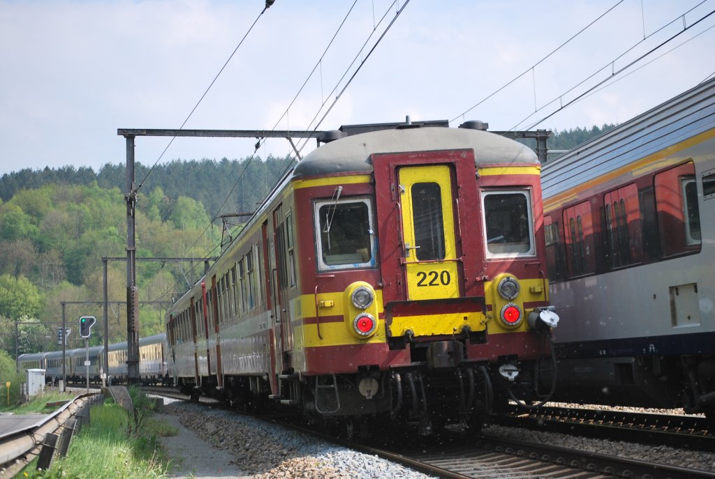 Ich wollte den IC-Zug Eupen-Oostende fotografieren und pltzlich raste der IR-Zug Lttich-Aachen an mir vorbei. Zwei Fliegen mit einer Klappe! Bei Goffontaine am 8. Mai 2010