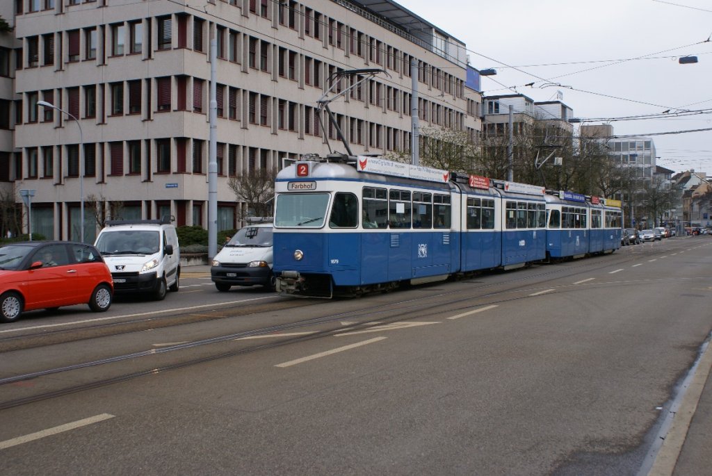 Ihr fragt euch vielleicht, warum mir nie ein Auto vor die Nase gefahren ist. Der Grund liegt darin, dass die Strasse wegen einer Baustelle gesperrt war und ich freie Sicht auf die Trams, wie hier den Be 4/6 1679 und den Be 4/6 1677 hatte. (Kalkbreite, 1.4.10)

