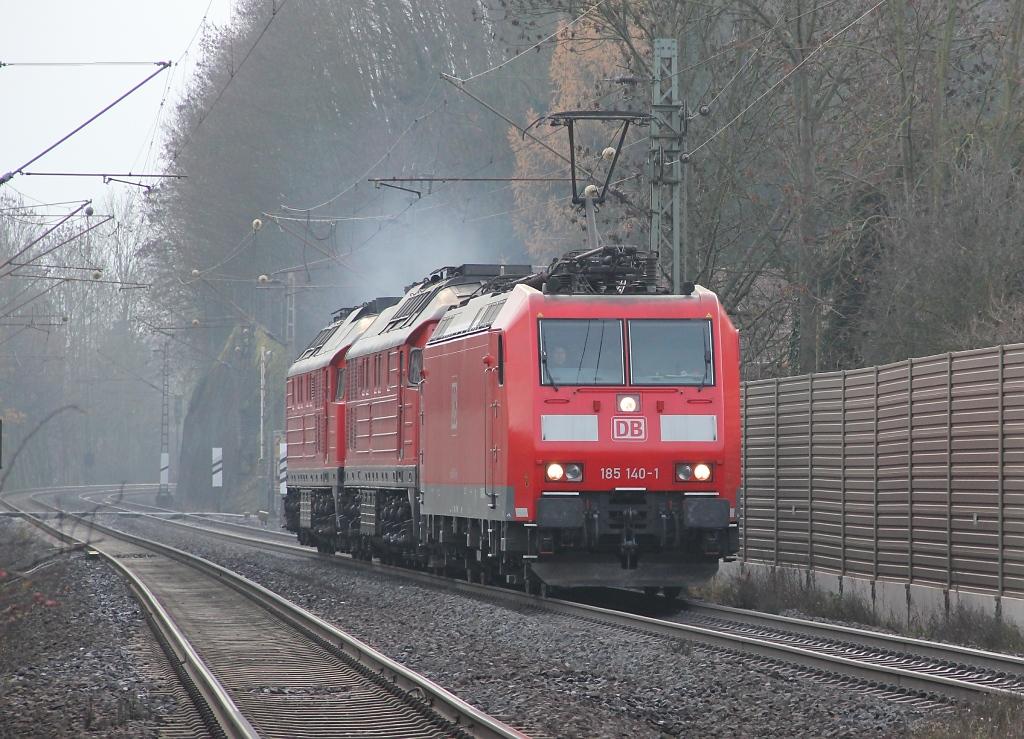 Im Blockabstand nach dem Castor-Transport kam noch 185 140-1 mit den zwei  Angstloks  232 209 und 232 347. Aufgenommen am 26.11.2011 in Friedland(HAN)