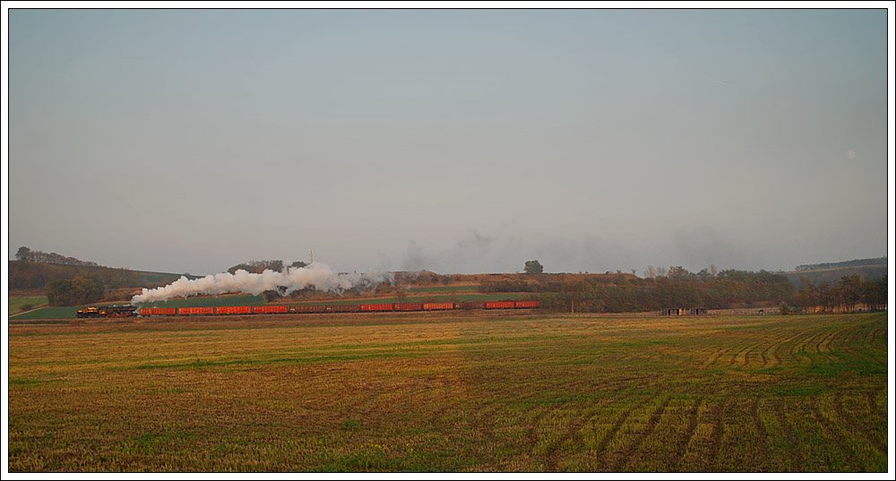 Im letzten Licht, eine Aufnahme von der Seite des Leerrbenzuges VG 75012 vn Hohenau nach Mistelbach, welcher am 31.10.2009 mit B&B 52.7612 bespannt war.