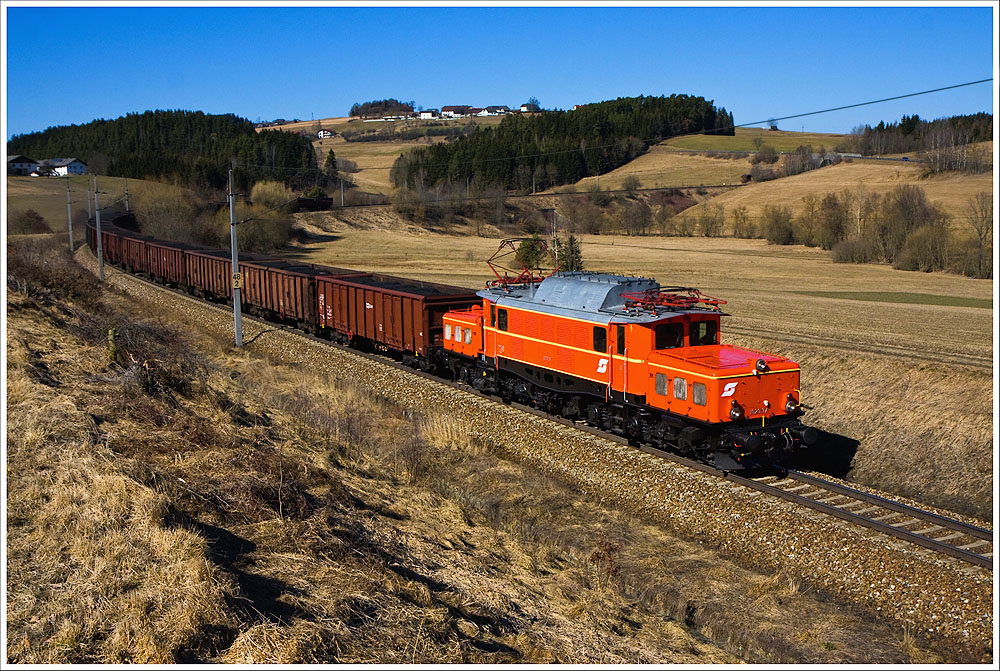 Im sogenannten Waldburgerbogen auf der Summerauerbahn fhrt am 7.3.2011 die 1020.37 der GEG den Kohlezug Z95623 (Summerau - Linz Stahlwerke).
Mein Dank gilt dem Organisationsteam!