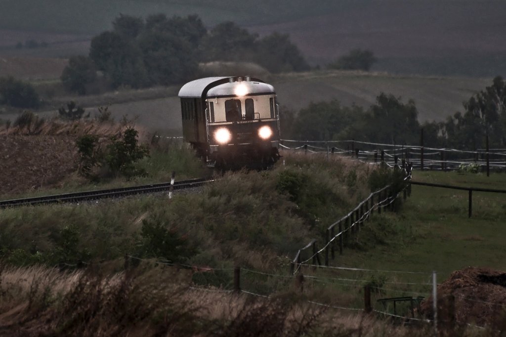 Im strmenden Gewitterregen ist 5042.14 als EZ 7399 von Ernstbrunn nach Wien Sdbahnhof (Ostseite) unterwegs. Die Aufnahme entstand am 15.08.2011 nach Hetzmannsdorf-Wrnitz.