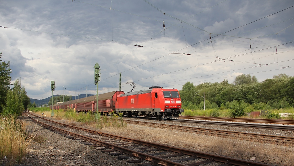 Im Vergleich zum vorangegangenen Bild, ein Vergleich an selber Stelle bei aufkommender Weltuntergangsstimmung: 185 051-0 mit geschlossenen Autotransportwagen in Fahrtrichtung Sden. Aufgenommen am 20.07.2011 in Eschwege West.