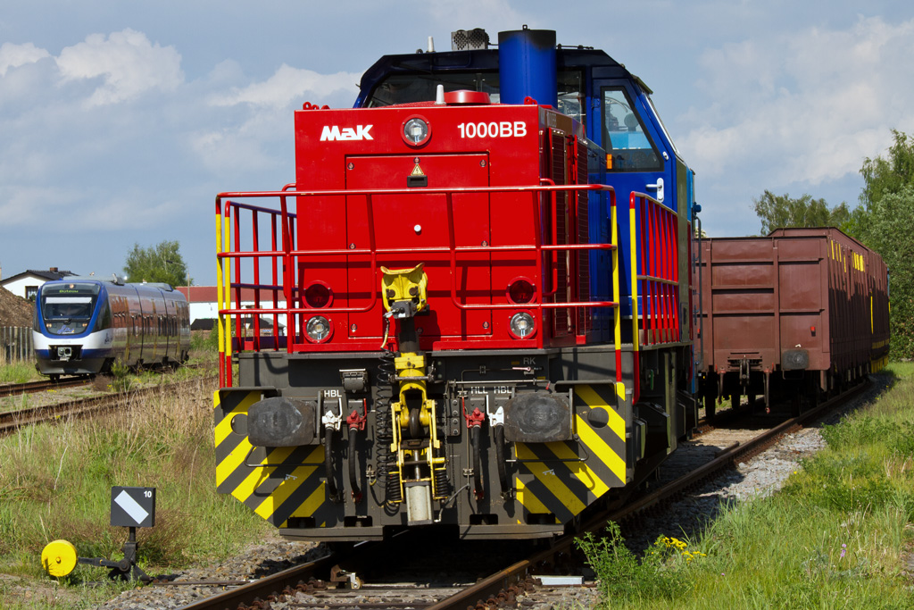  Im Vordergrund Vossloh's Mak 1000 BB  und links im Bild 79810 der OLA bei der Ausfahrt im Bf Torgelow. - 13.05.2011