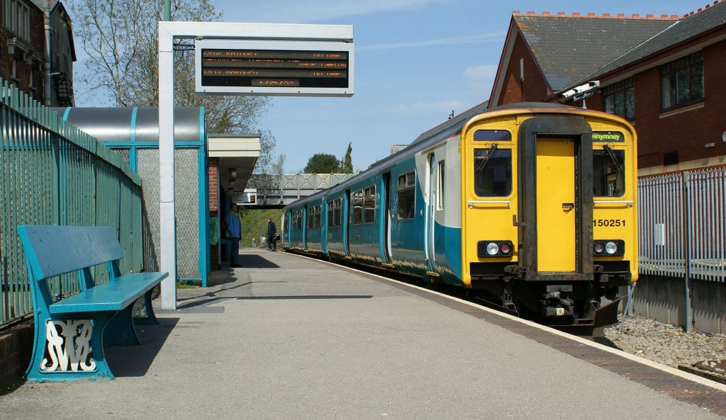 Immer wieder, selbst auf kleinen, nchternen Stationen entdeck man alte Eisenbahnambiente, wie ein Blick auf die verspielten Fsse der Bank zeigt. 
Der Dieseltriebwagen 150 251 erreicht am 21.04.2010 die Endstation Penarth.  