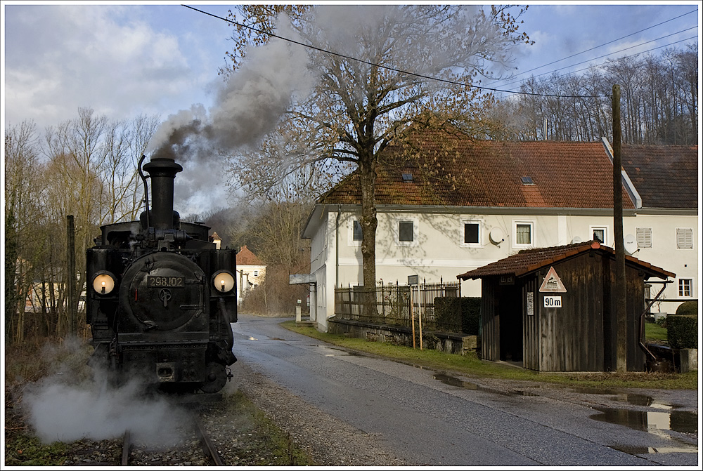 Impression bei der Hst. Letten. Am Letten am 6.Jnner 2012. Fr eine Fotografengruppe dampfte die 298.102 mit einem GmP durch das Steyrtal.