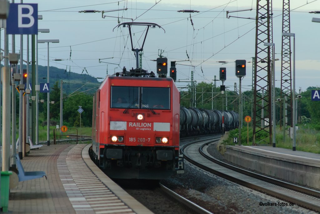 In den Abendstunden donnert ein Kesselzug durch den Bf. Naumburg. Juli 2013.