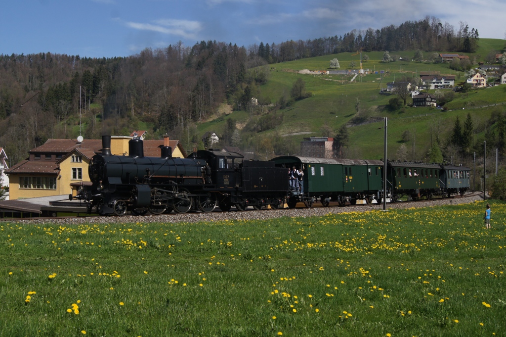 In Bauma konnten die Fahrgste in vom DVZO zur Verfgung gestellte Wagen umsteigen. Gezogen von der B 3/4 1367 ging es dann  nach Bretswil.