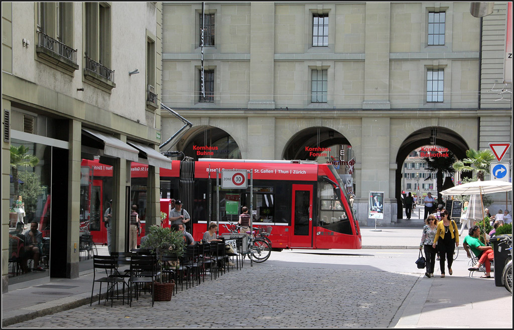 In der Berner Altstadt - 

Combino-Tram am Kornhausplatz. 

21.06.2013 (M)