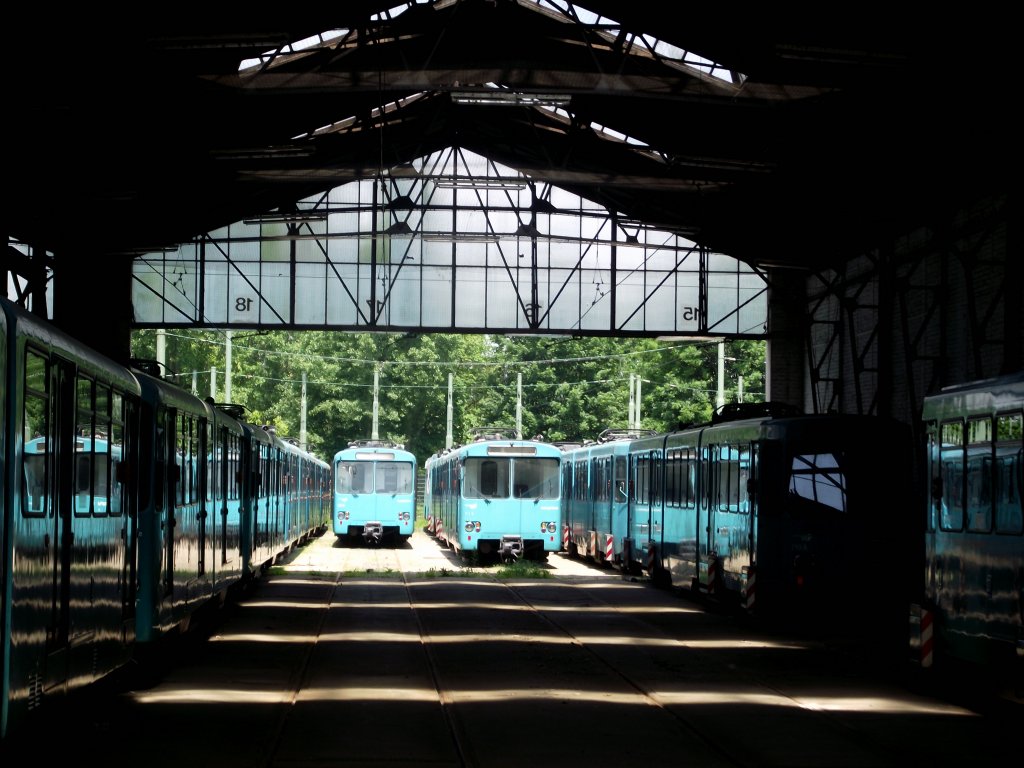 In Eckenheim stehen einige U2 Wagen der VGF die von den neuen U5 Wagen abgelst wurden. Es wurde den Zaun fotografiert 