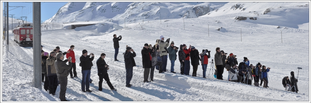 In Erwartung der Dampfschneeschleuder am Berninapass. Obwohl ich ganz individuell und zu Fuss an diese Stelle oberhalb der Oberen Berninabachbrcke gelangt bin, war ich nicht allein, wie beiliegender Zusammenschnitt aus zwei Bildern beweist. (26.02.2011)