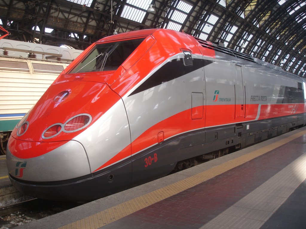 In Milano Centrale haben wir diesen Triebzug Freccia Rossa von TrenItalia fr die Weiterfahrt Richtung Sden genommen; der Triebkopf war das einzige, was nicht durch Reisende  verstellt  war. 09-03-2011