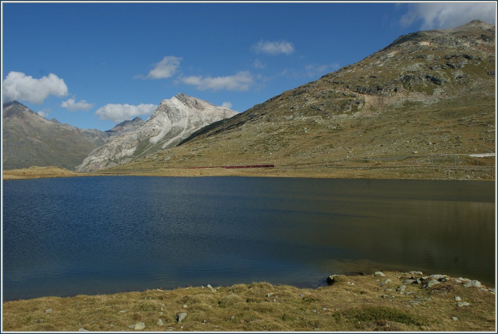 In der Weite der Bernina-Region ist der Allegara mit seine Regionalzug auf dem Weg Richtung Sden kaum zu sehen.
10. Sept. 2011