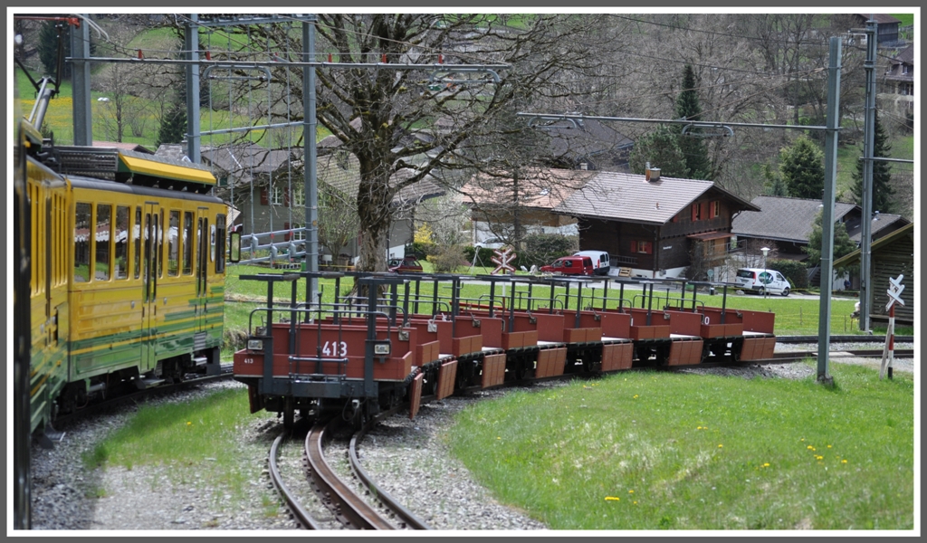 In der Witimatte oberhalb von Lauterbrunnen stehen abgestellte Skitransportwagen. (15.04.2012)