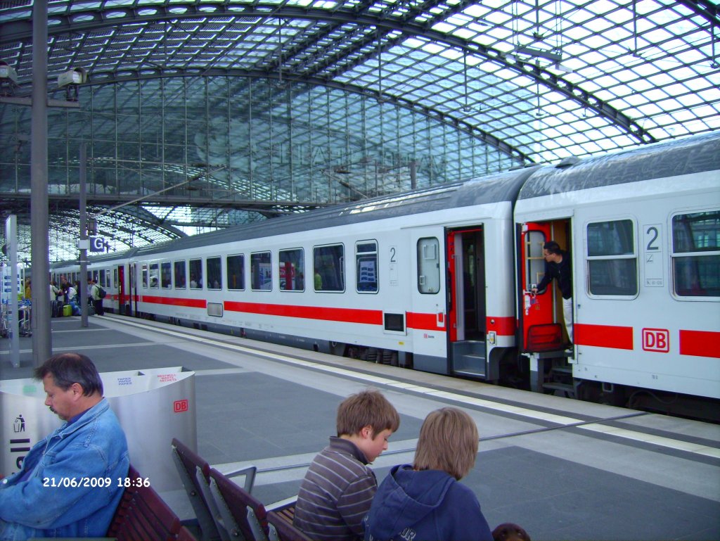 Inter-City Wagen Bpmz 294.2 eingereiht in den IC 2131 in Berlin Hbf am 21.06.2009.