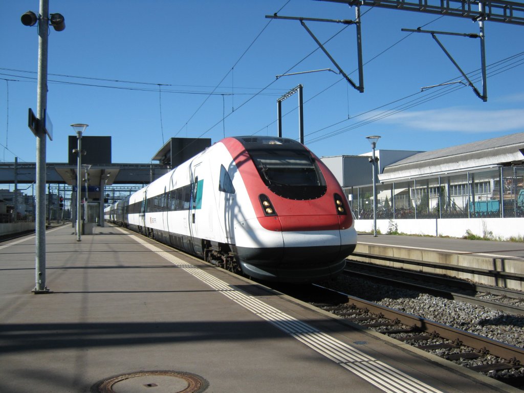 IR 1925 bei Durchfahrt in Bern Wankdorf, 03.10.2010.