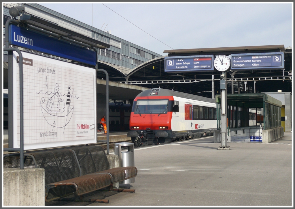 IR nach Genve Aroport mit einem Steuerwagen Bt EW IV wartet in Luzern auf die Abfahrt. (22.10.2010)