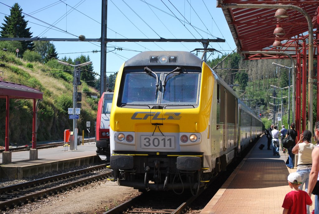 IR-Zug Liers-Lttich-Luxemburg hlt am Bf Troisvierges (Ulflingen), Grenzstation. Mehrsystemlok der CFL (hier 25000 v AC) und Wagen der SNCB. 6. August 2008.