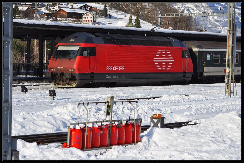 IR1767 mit Re 460 061-5 in Landquart. (14.12.2012)