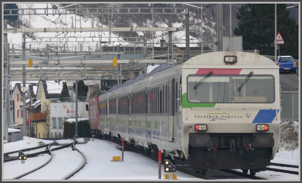 IR2411 Voaralpenexpress nach Romanshorn mit Steuerwagen BDt194 am Zugschluss verlsst Wattwil. (06.01.2011)