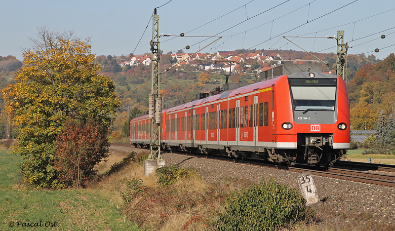 Irgendwann ist selbst der langweiligste Quitschie interessant, dachte ich mir, als ich 21. Oktober 2012 bei Uhingen dieses Bild von 425 314-2 mit einem weiteren 425 machte.