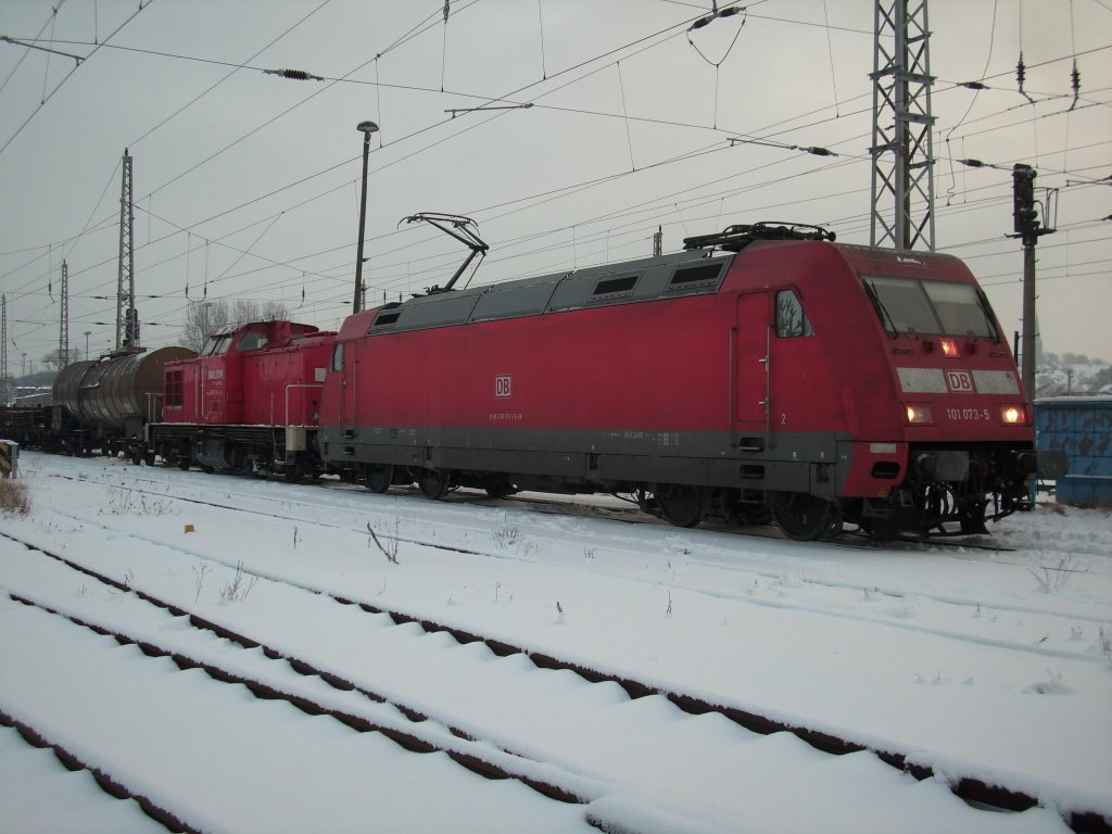 Irgenwann,so ist es ja mal geplant,sollen 101er vor Gterzgen keine Seltenheit sein.101 073 brachte als Vorspann zusammen mit der 298 325 einen Gterzug am 21.Dezember 2009 von Mukran nach Bergen/Rgen.101 073 fuhr dann als Lz alleine weiter whrend 298 325 den Gterzug weiter nach Stralsund fuhr.