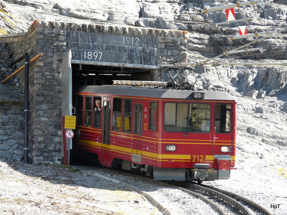 JB - Triebwagen Bhe 4/8 212 bei der einfahrt in dem Jungfrautunnel oberhalb der Haltestelle Eigergletscher am 16.09.2011