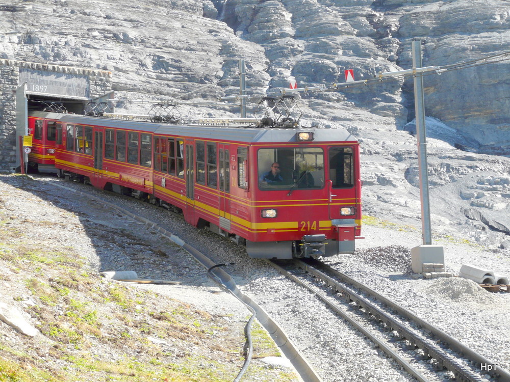 JB - Triebwagen Bhe 4/8 214 und Beh 4/8 217 bei der ausfahrt aus dem Jungfrautunnel oberhalb der Haltestelle Eigergletscher am 16.09.2011