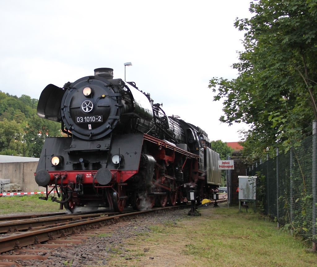 Je spter der Tag desto schner die Gste. 03 1010-2  betritt  das Gelnde des Dampflokwerks Meiningen. Man bekommt jedes mal ne Gnsehaut wenn sich das Tor ffnet und so ein Gigant einrollt und ringsherum andchtiges Schweigen statt den blichen Geruschpegel. :) Aufgenommen am 01.09.2012 zu den 18. Meininger Dampfloktagen.