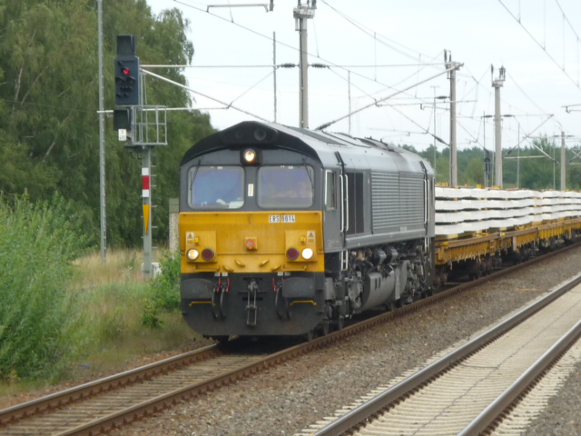 JT-26 ERS 5614 durchfhrt den Bahnhof Gifhorn mit einem Schwellenzug. Aufgenommen am 22.08.2010.