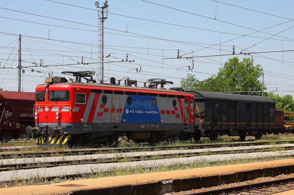 Karlovac / Kroatien am 27.5.2011
Die sonderlackierte 1141.311 der HZ wartet abgebgelt im Bahnhof.