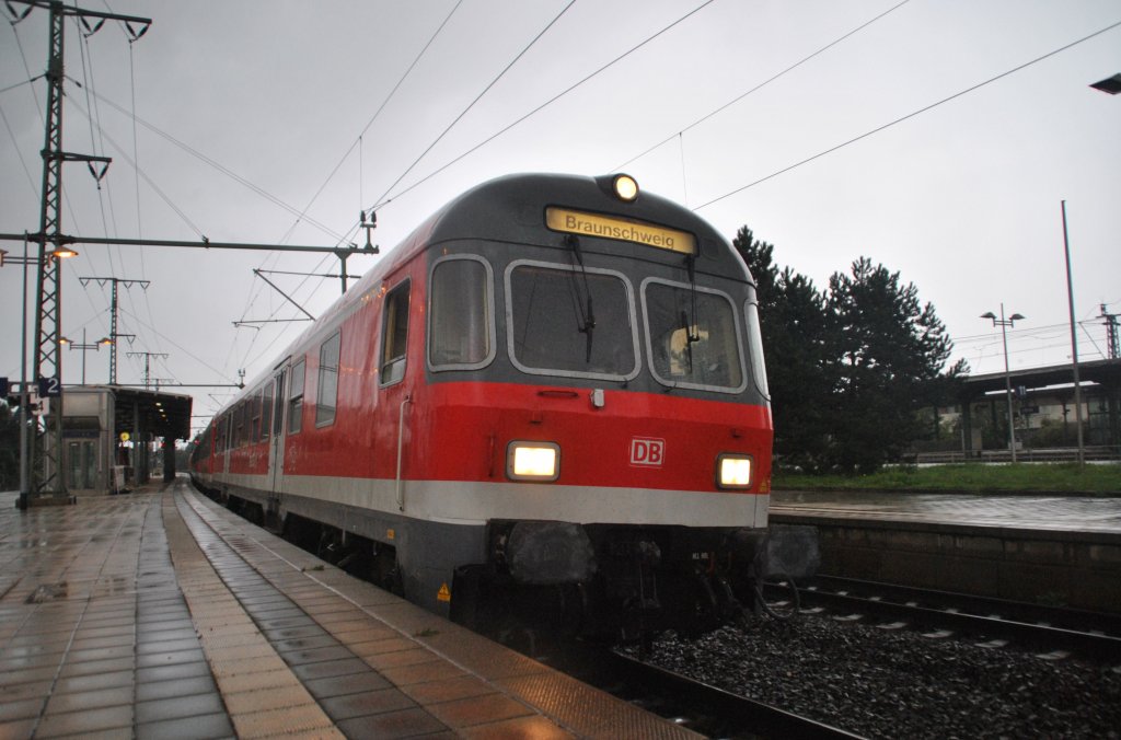 Karlstuher Steuerwagen in Lehtrte mit RE nach Braunschweig, am 02.09.10.