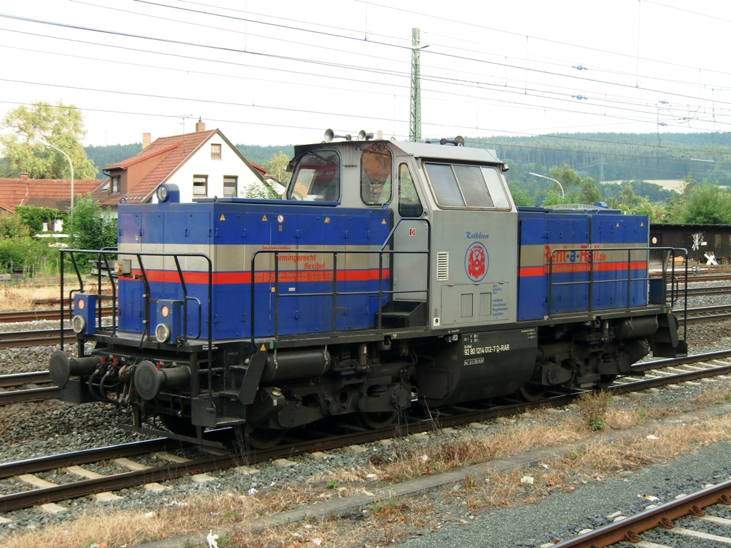 Kathleen (214 012-7) wartet am 30.06.10 in Kronach auf die Weiterfahrt zum Schlafplatz in Lichtenfels. Die Lok der RAR Eisenbahnservice GmbH ist eine Vollmodernisierung auf dem Grundgerst einer V 100.20 (212 205-9)und wurde 2008 durch Alstrom Stendal an RAR bergeben.