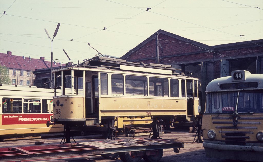 Kbenhavn / Kopenhagen KS Triebwagen 266 Sundby remise im Mai 1969. - Der Tw 266, der 1907 von Scandia gebaut wurde, wartet auf den Transport, der ihn zum Verschrottungsort bringen wird.