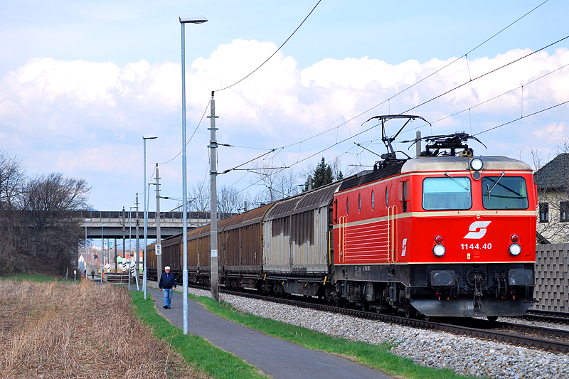 Kein Aprilscherz,sondern ein wunderschner glcklicher Zufall: Premierenfahrt der 1144.040 nach dem Umbau mit 65917 kurz nach Ansfelden am 1.4.2010.