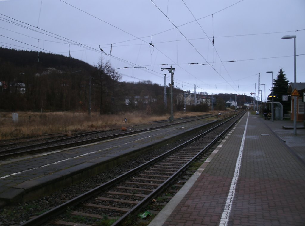 Kein Vorzeigebahnhof ist Sassnitz.Hier wurde in den letzten Jahre kein Geld investiert um den Bahnhof eventuell etwas aufzubessern.Die Gleise die gesperrt sind,wurden der Natur berlassen.Aufnahme am 02.Dezember 2011.