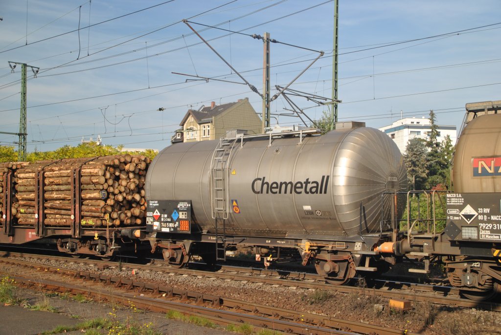 Kesselwagen (Chemetall) in einen Gterzug am 08.10.2010.