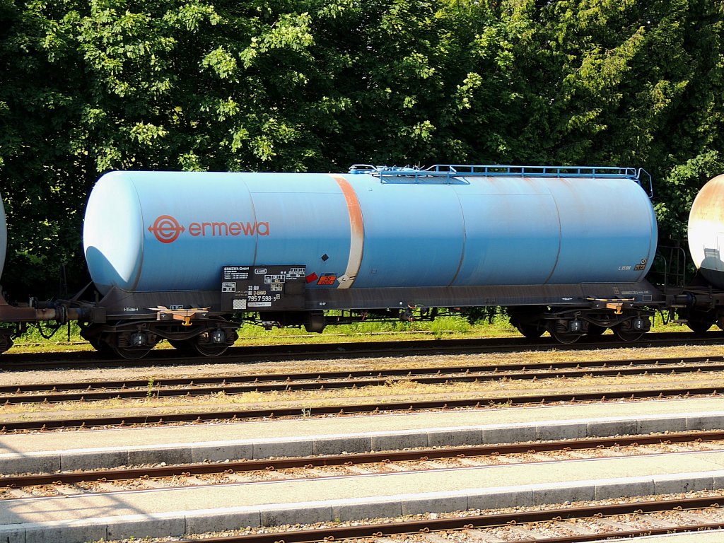 Kesselwagen von ermewa (3380_D-ERMD_7957598-5, Heimatbf Schwerin) wartet am Rieder Bahnhof mit einer Ladung Diesel auf die Entladung; 120527