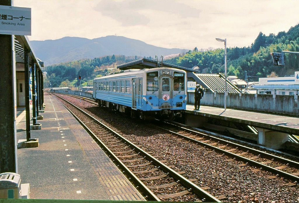 KIHA 54: Von den 41 Triebwagen des Typs KIHA 54 fahren 29 Wagen auf Hokkaido und 12 Wagen auf Shikoku, der kleinsten japanischen Insel mit Bahnbetrieb. Hier steht die KIHA 54 9 der JR Shikoku in Uchiko, 8.April 2008.